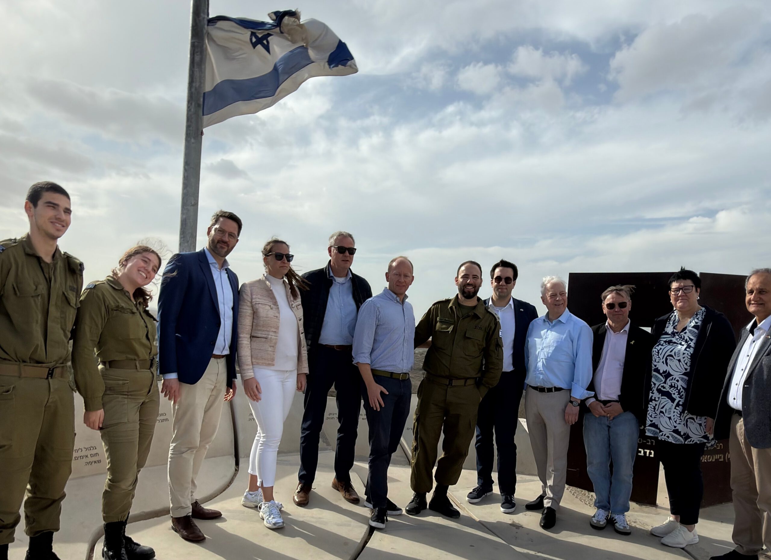 Delegation mit Armeesprecher Nadav Shoshani auf dem Kobi-Hügel