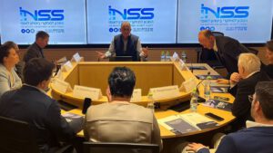 ELNET-Delegation sitzt in einem Konferenzraum des INSS in Tel Aviv