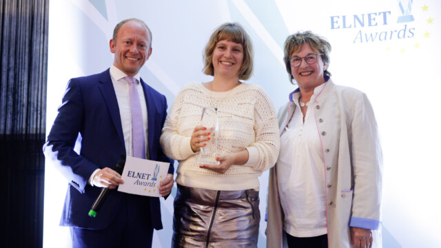 Brigitte Zypries zeichnete das Institut für Neue Soziale Plastik in der Kategorie Politik aus. / Foto: Tobias Koch (www.tobiaskoch.net) Brigitte Zypries zeichnete das Institut für Neue Soziale Plastik in der Kategorie Politik aus