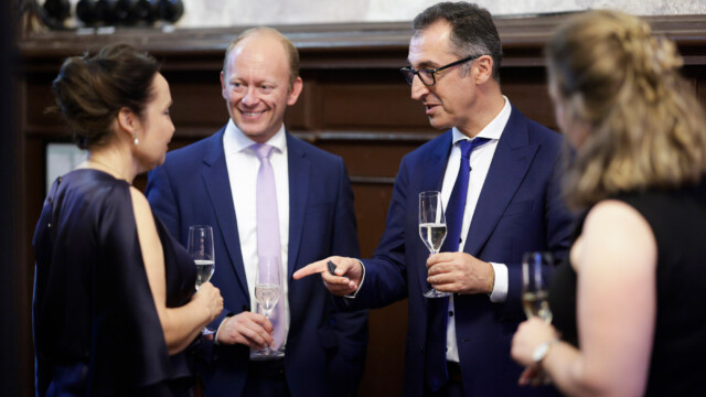 Bundesminister Cem Özdemir MdB und Carsten Ovens, CEO ELNET Deutschland, im Gespräch