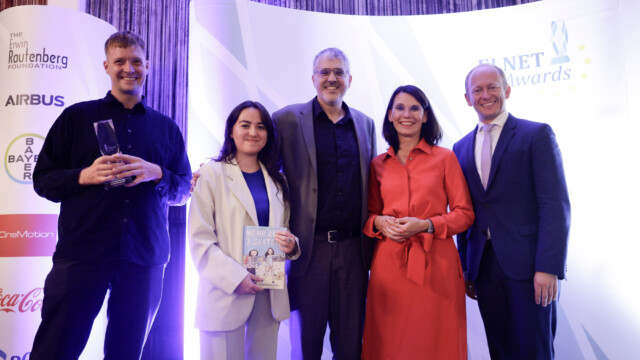 PStS Rita Schwarzelühr-Sutter MdB zeichnete "Mehr als 2 Seiten" aus in der Kategorie Medien. / Foto: Tobias Koch (www.tobiaskoch.net) PStS Rita Schwarzelühr-Sutter MdB zeichnete "Mehr als 2 Seiten" aus in der Kategorie Medien