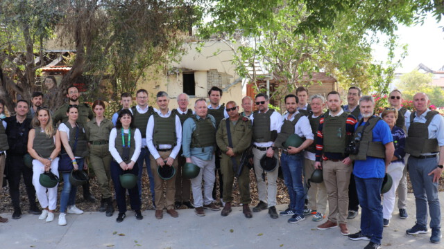 Die Delegationsgruppe beim Besuch im zerstörten Kibbuz Be'eri